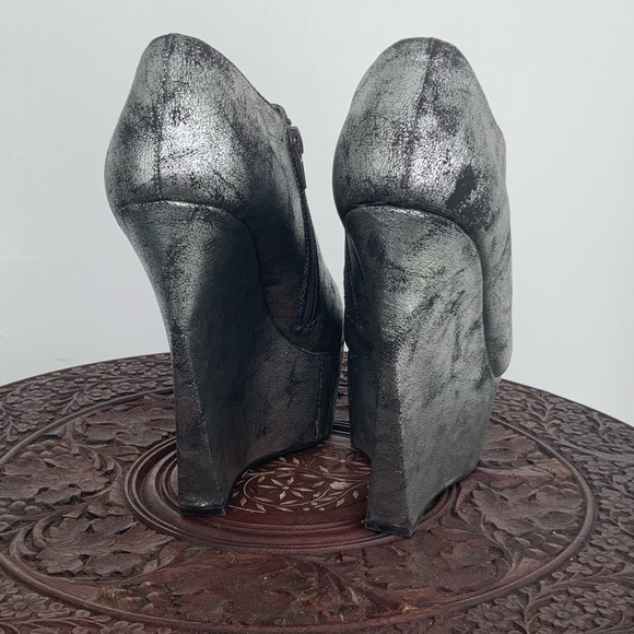 ✨Super metallic heels! ✨ - Picture 4 of 5